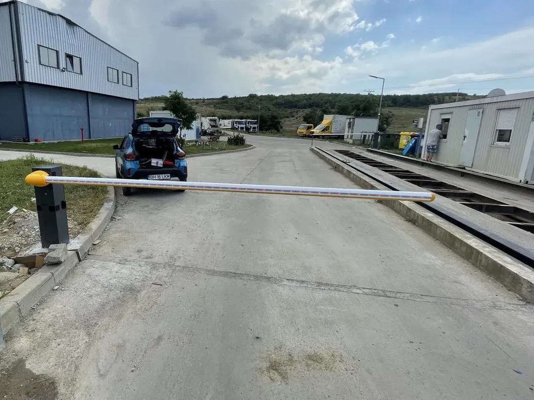 Barieră automată montată de FEROX la o platformă industrială din Bihor